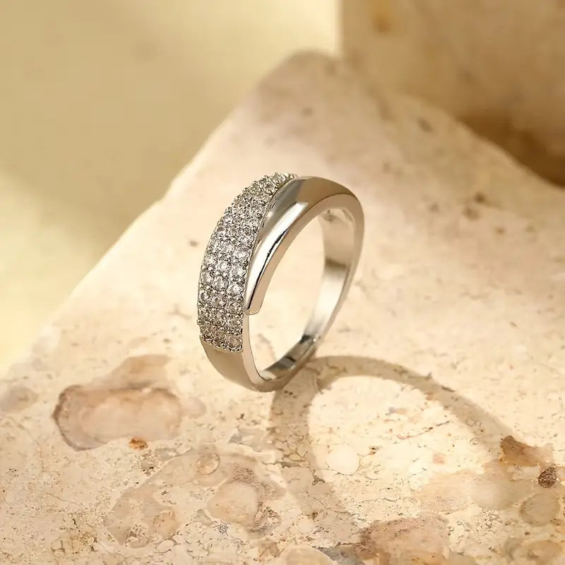 Elin | Elegant guldring med gnistrande stenar