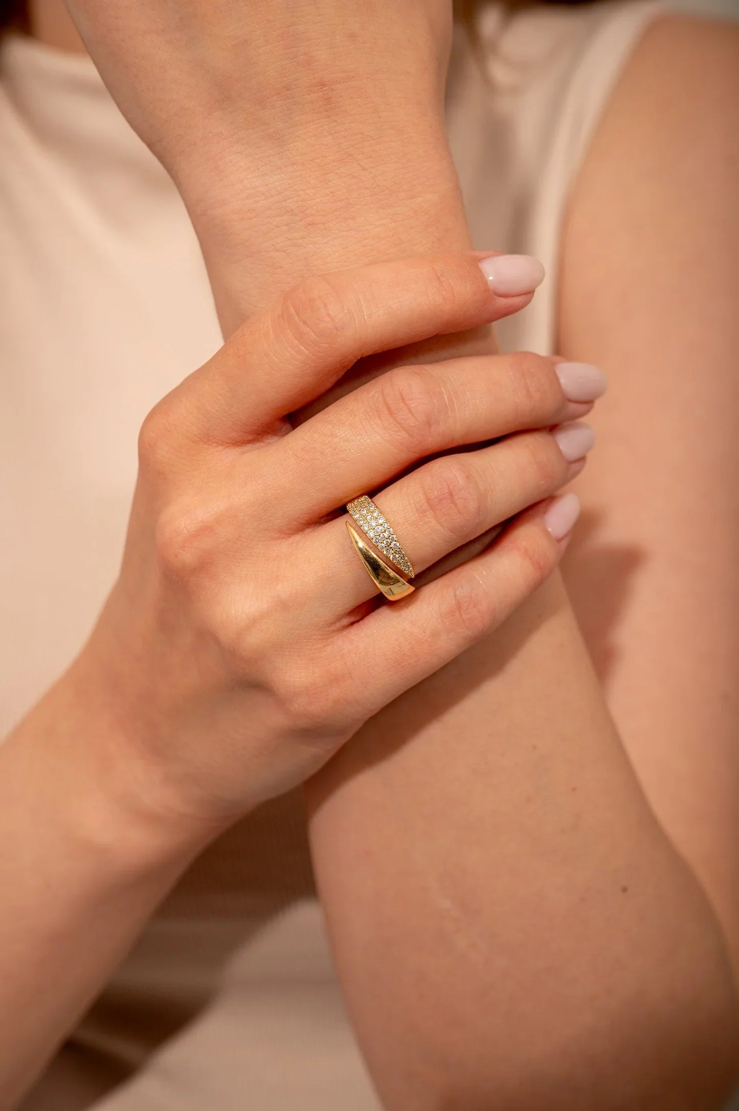 Elin | Elegant guldring med gnistrande stenar