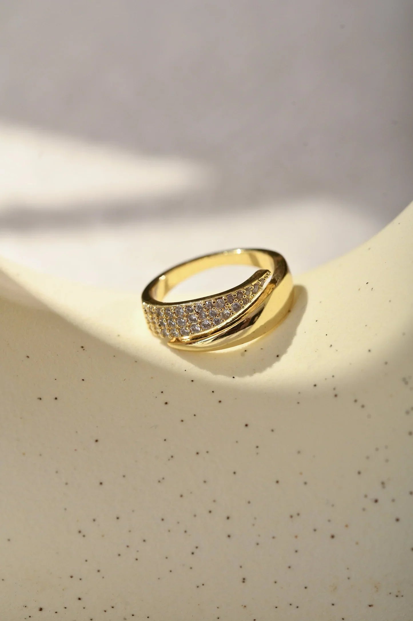 Elin | Elegant guldring med gnistrande stenar