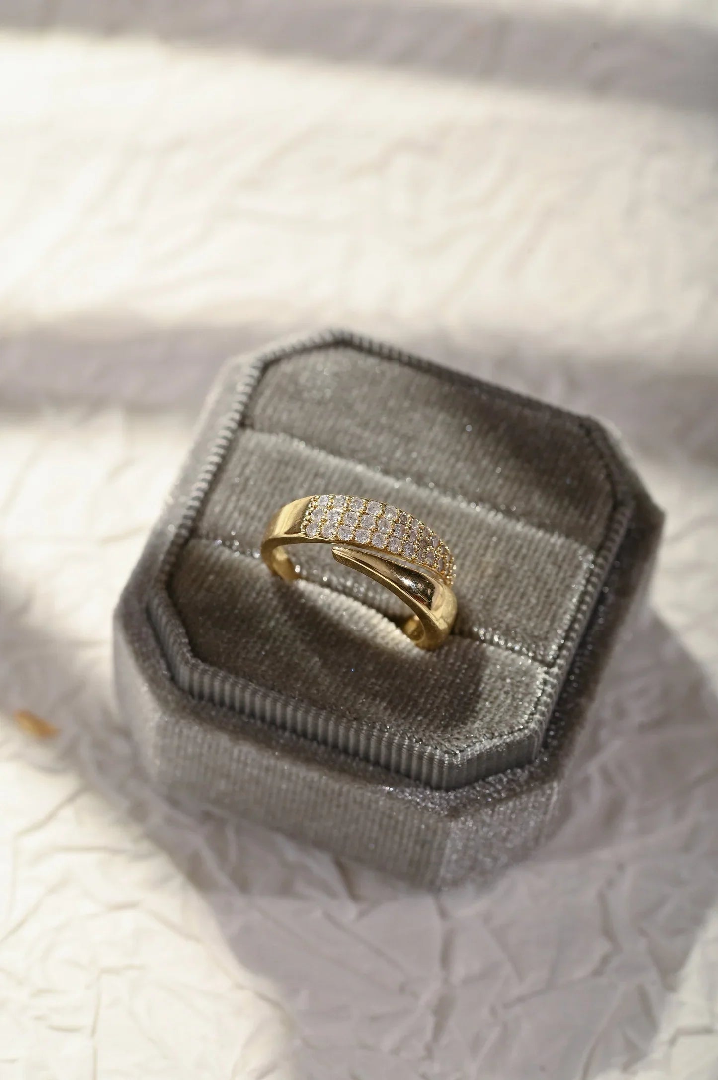Elin | Elegant guldring med gnistrande stenar