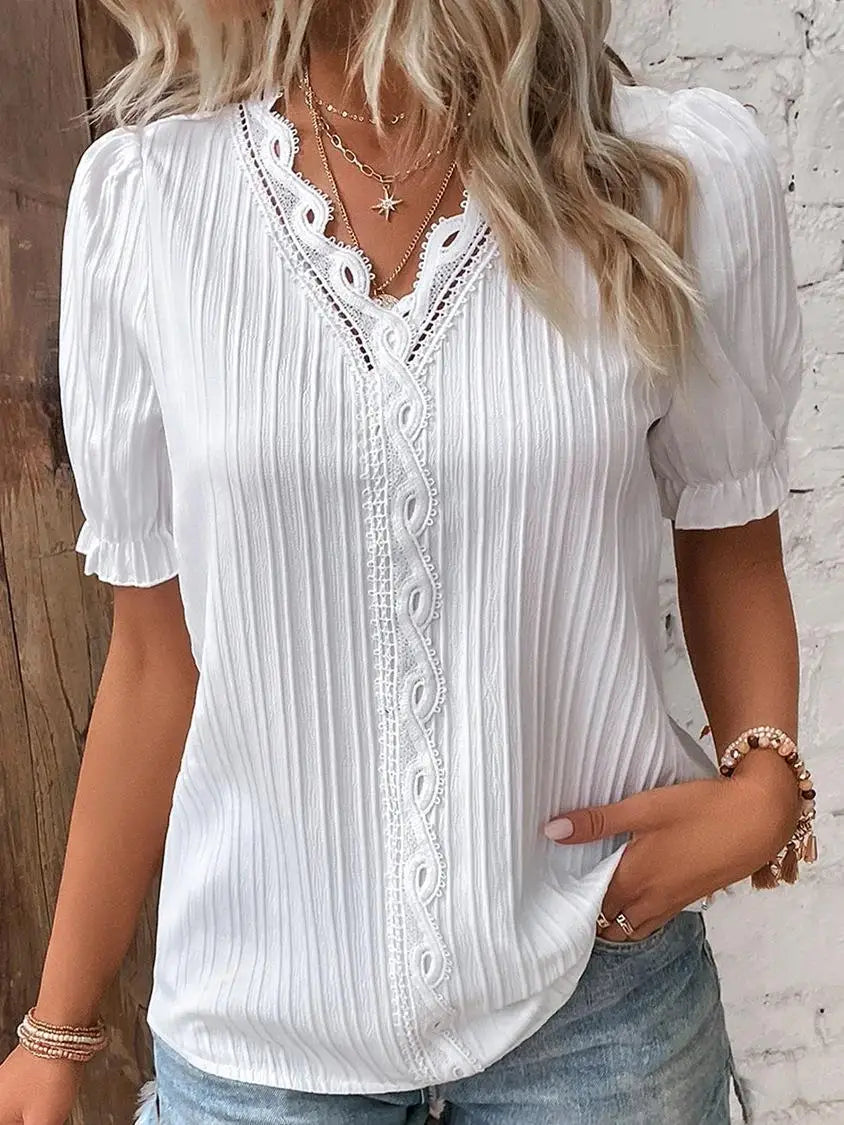 Elin | Mira – Feminin topp med spetsdetaljer