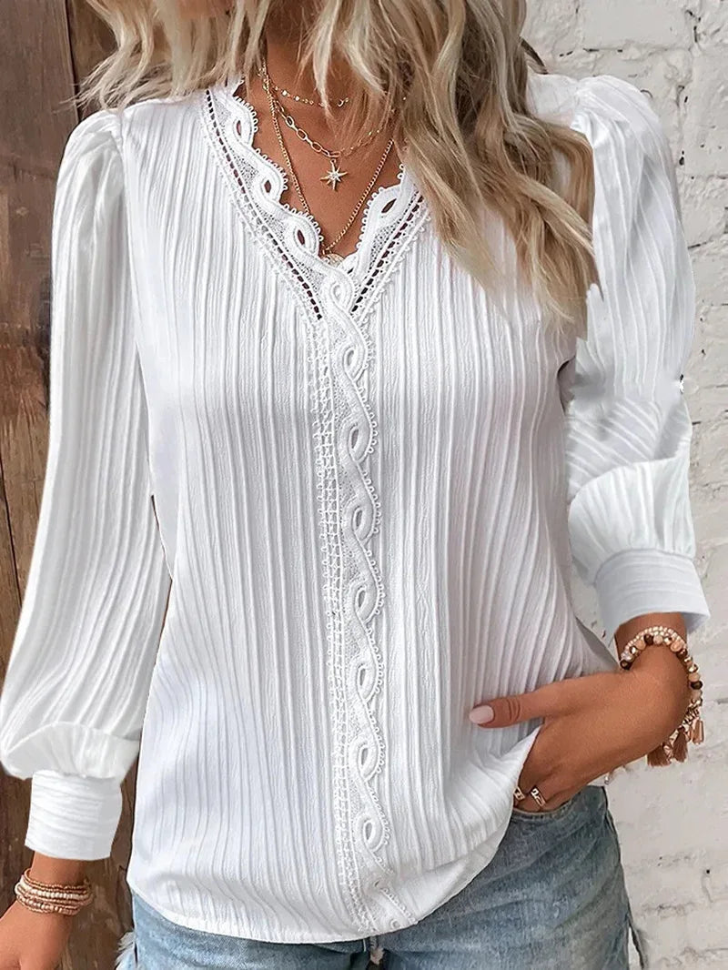Elin | Selvie – Blus med spetskant och veck