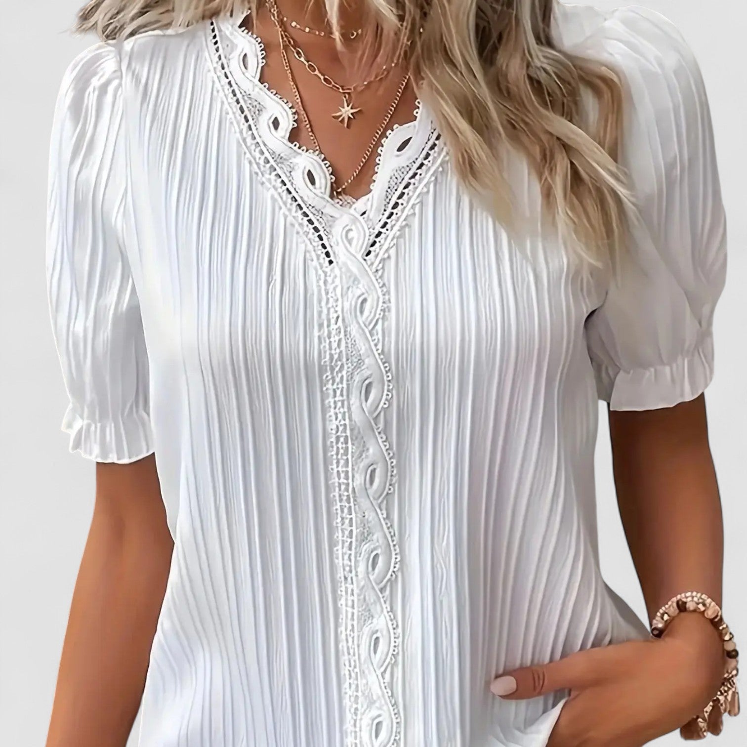 Elin | Elvira – Blus med spets och veckdetaljer
