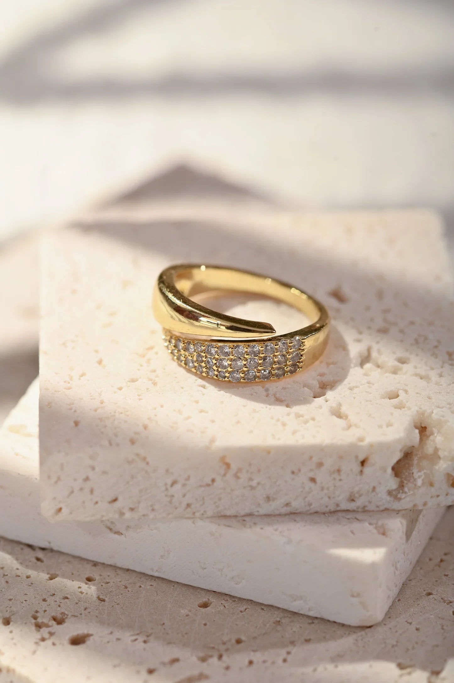 Elin | Elegant guldring med gnistrande stenar