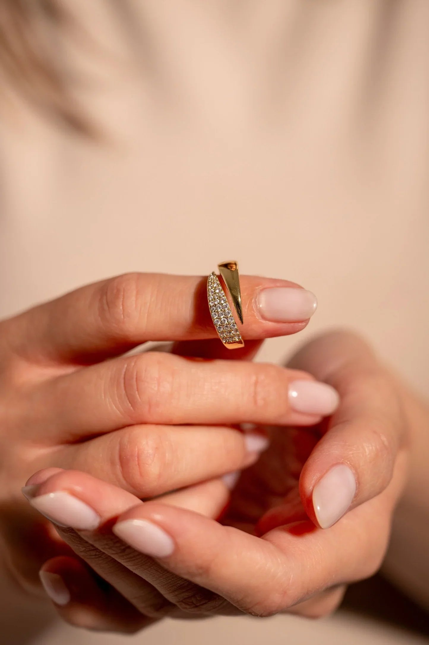 Elin | Elegant guldring med gnistrande stenar