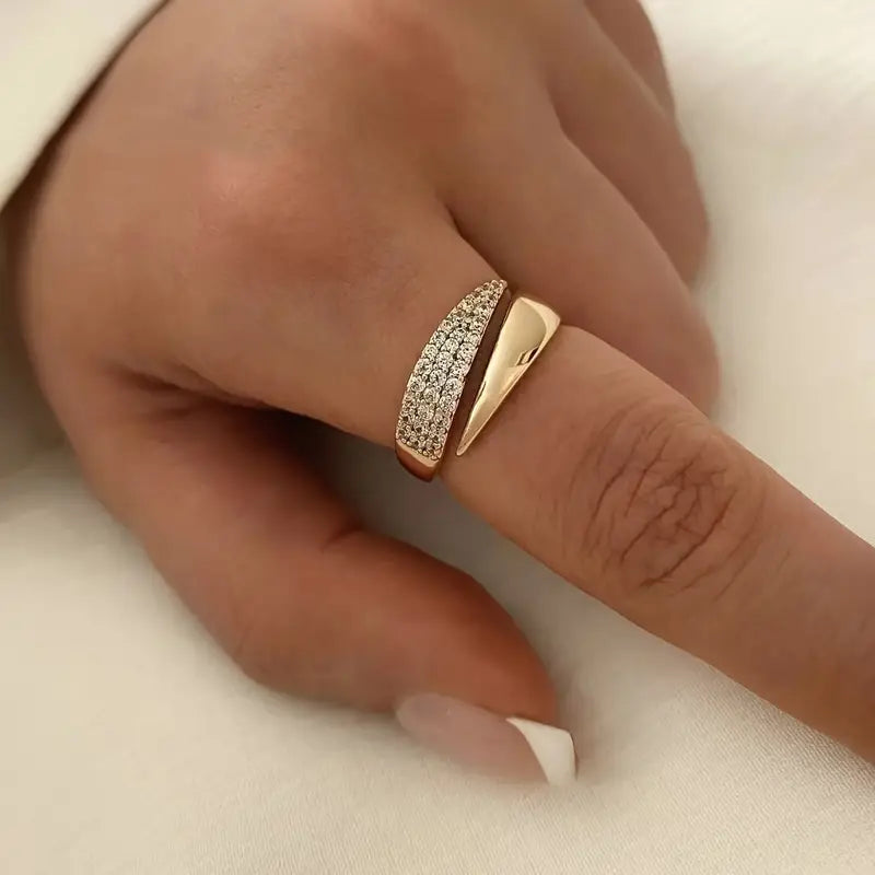 Elin | Elegant guldring med gnistrande stenar